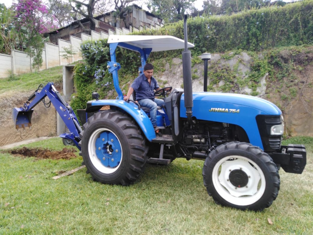 Tractor Camc-704r - 2022 - 70hp 4x4 - Motor Deutz - Salida Hidráulica - Retroexcavadora