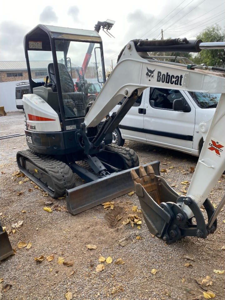 Mini Excavadora Bobcat E26 2.6 Ton -  Motor 25 Hp - 2013