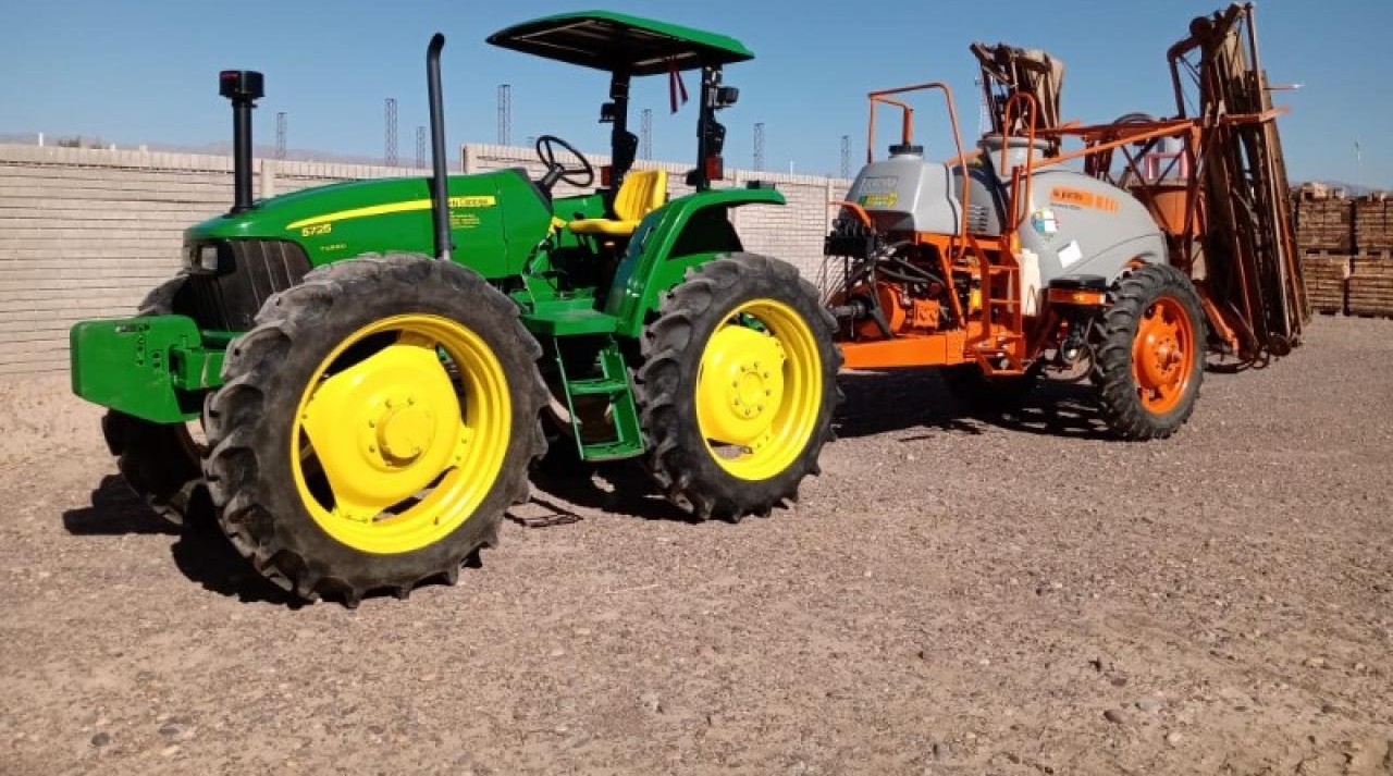 Tractor Jd 5725 Y Fumigador Jacto Advance