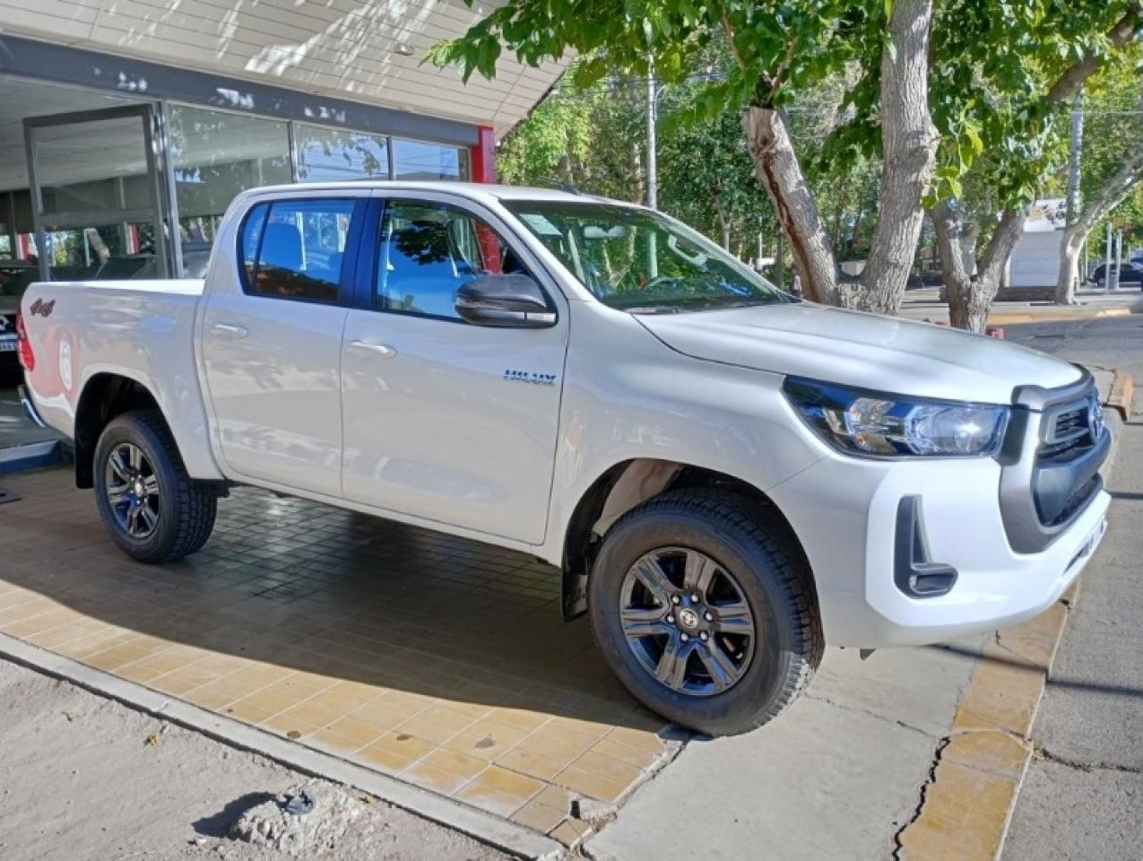 Toyota Hilux Sr 4x4 2.4l "0km"