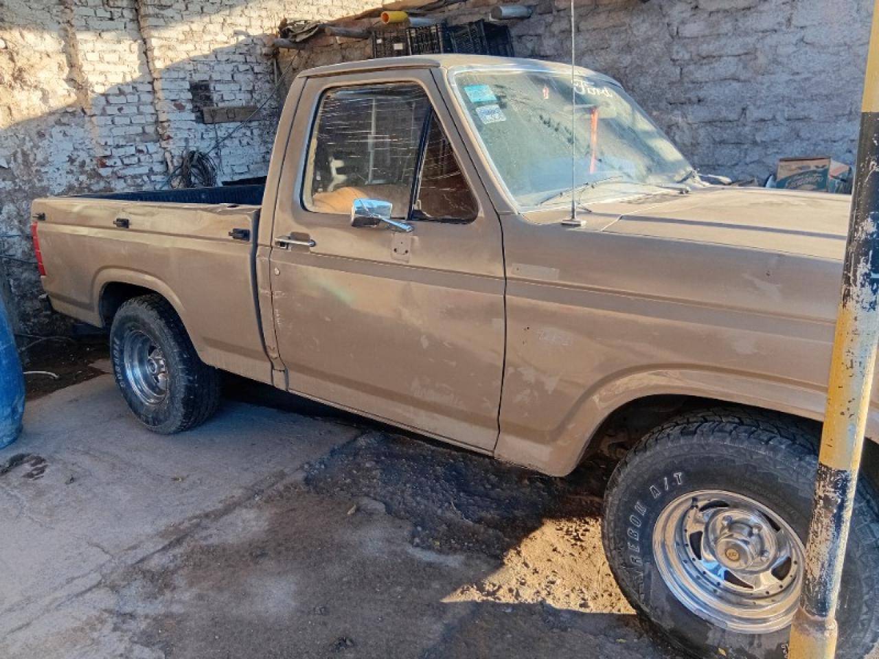 Ford F100 83 Caja 3 Perkin 4 Nada Para Hacerle Solo Detalles De Chapa Escucho Oferta De Contado