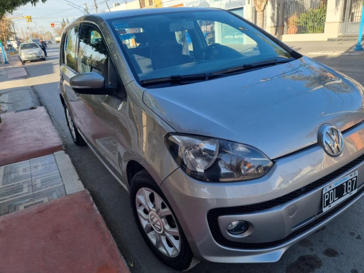 Volkswagen Up 1.0 High 2015