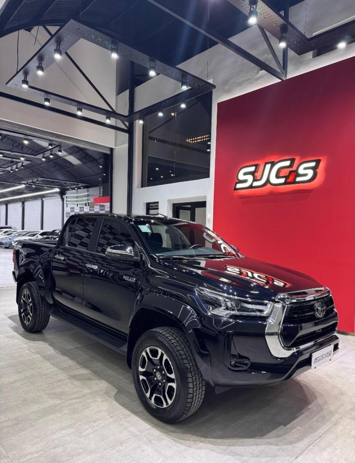 Toyota Hilux 2.8 Srx 4x4 Automática 2024 (con 19 Mil Km) único Dueño.