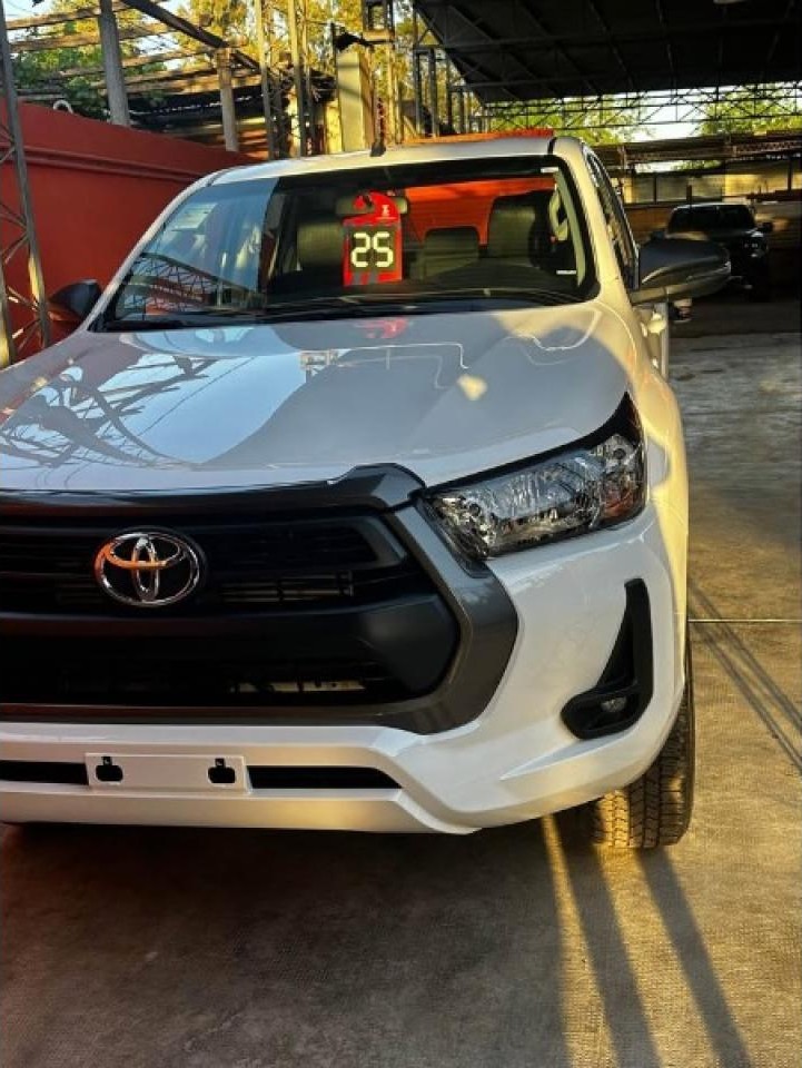 Toyota Hilux Sr 4x4 Manual Año 2025 0km