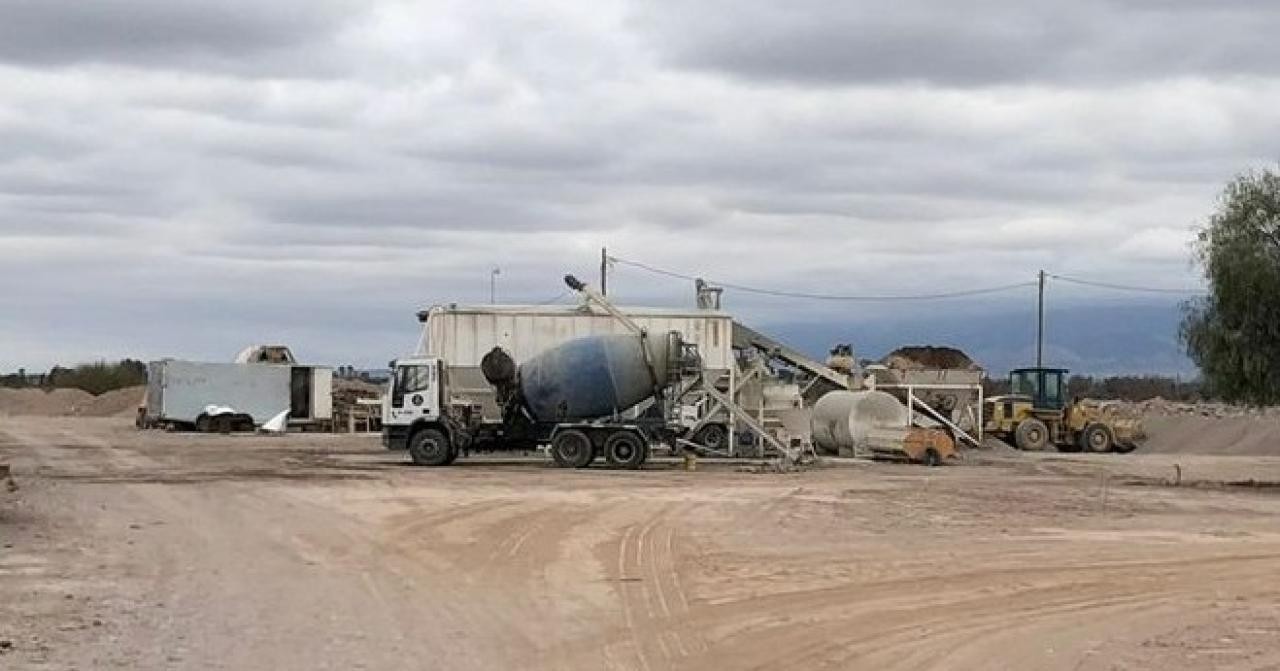Planta De Hormigón + 2 Camiones Mixer