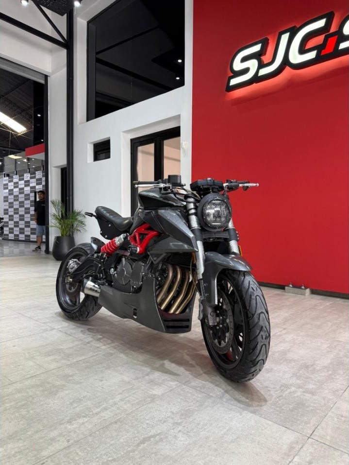 Benelli Tnt 600 (2019) Con 5 Mil Km Y Customizada Tb Se Entrega Todo Lo Original La Moto Es Unica.