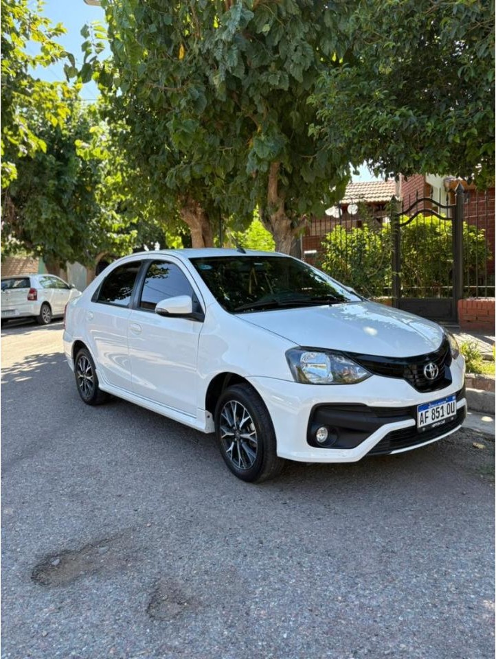 Titular - Toyota Etios 2023 Xls Pack 1.5 - Caja Automática  Polarizado 3m - Escucho Ofertas