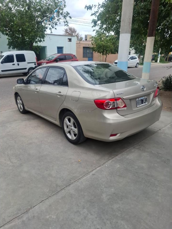 Toyota Corolla Xei Cuero 2014