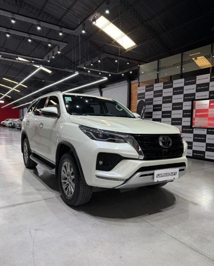 Toyota Hilux Sw4 4x4 Srx 2.8 Tdi 7 Asientos 2021 único Dueño. (service Oficiales) Con 70 Mil Km.