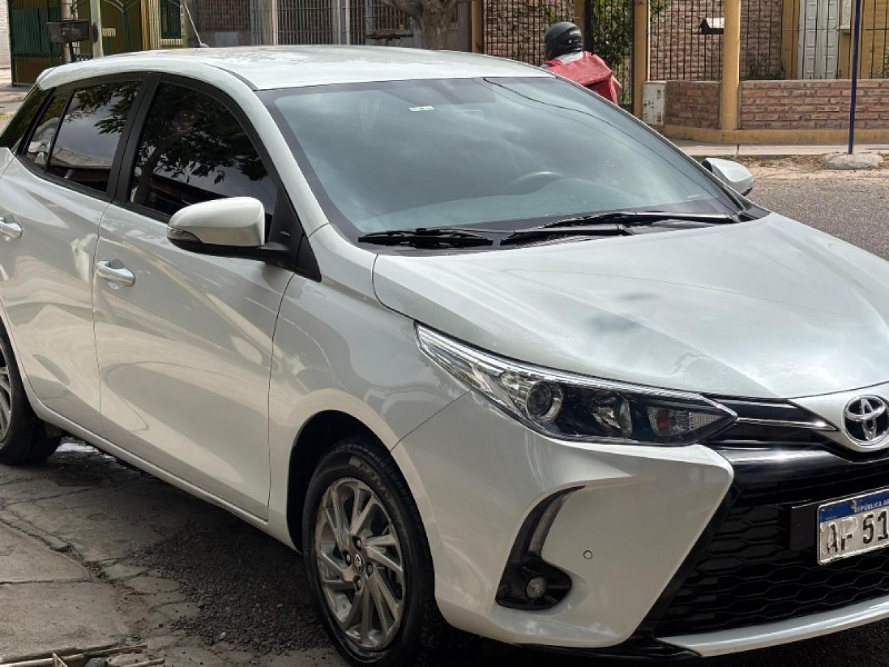 Toyota Yaris Xls 1.5 Mt 5p 2022 Impecable Unico Dueño - Hatchback Blanco Perlado