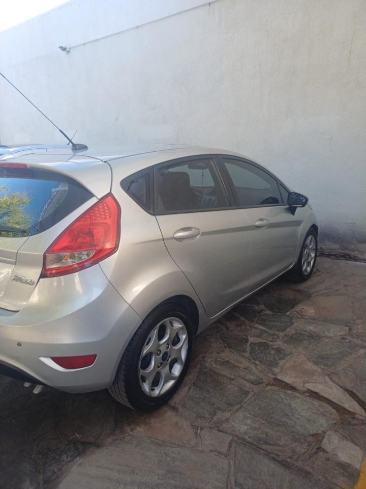 Ford Fiesta Titanium Kinetic Desing 2012