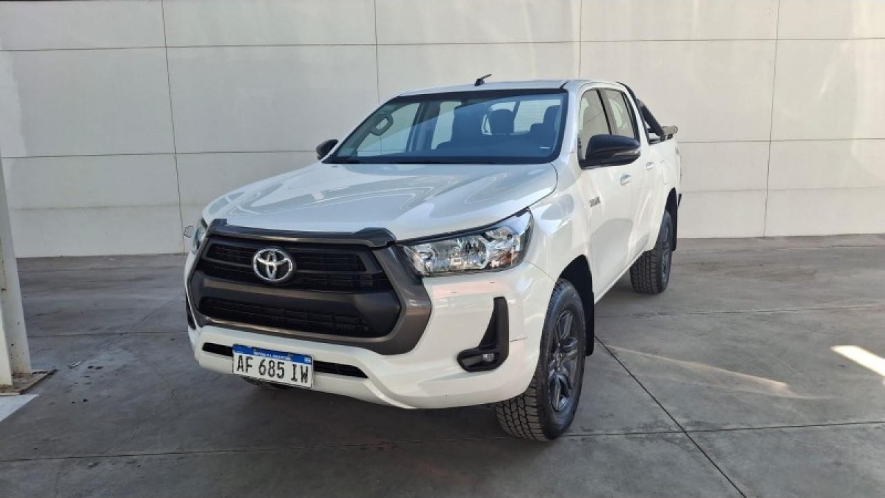 Toyota Hilux 4x4 D/c Sr 2.4 Tdi 6mt 2022 $ 47.169.000+ Transferencia $ 2.500.000. Financiacion - Permuta