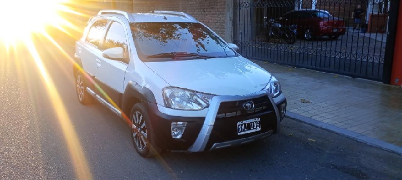 Toyota Etios Cross.  Exelentes Condiciones Recibo Permuta