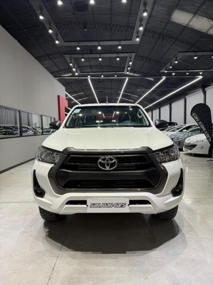 Toyota Hilux 4x4 Dc Sr 2.8 Tdi. 6 Mt 2023. 78.100km