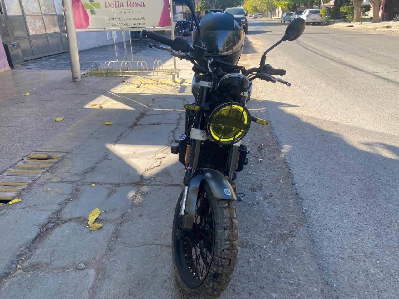Vendo  Permuto, Moto Husqvarna 2021 Con 6mil Km