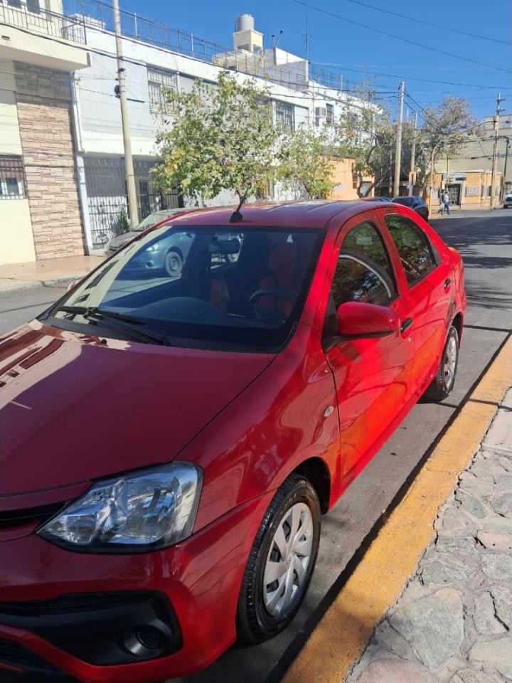 Toyota Etios X1.5 6m/t, Sedan 4 Puertas, Rojo, Impecable