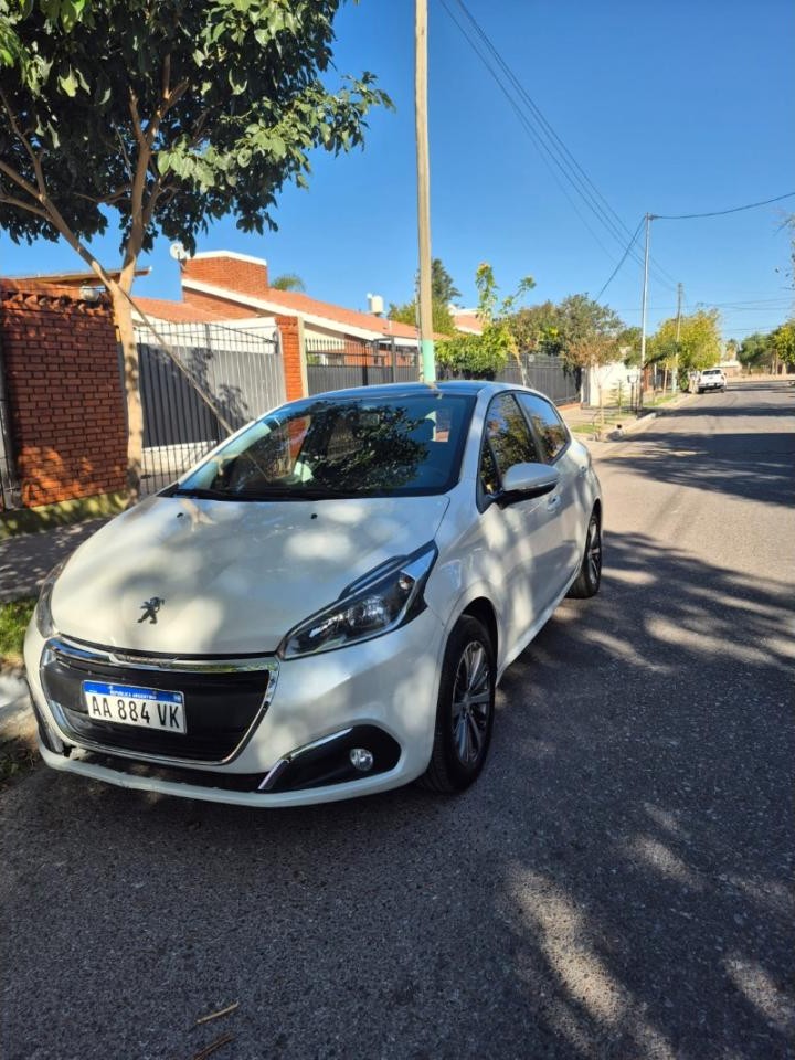🚗 Peugeot 208 Allure (2017) Impecable Estado