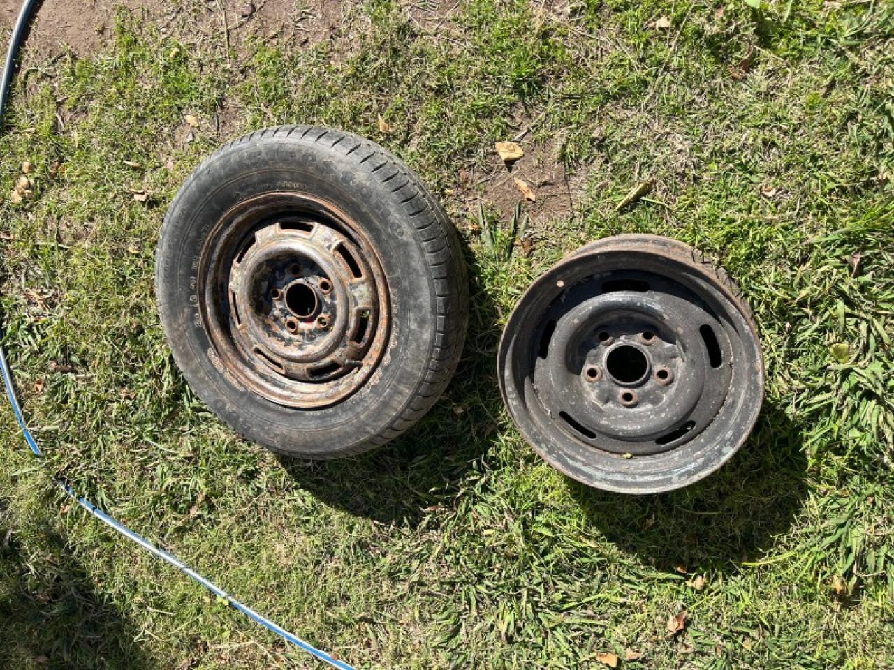 Vendo Dos Llantas(una Con Cubierta) De Ford Falcon-ranchero. Escucho Ofertas