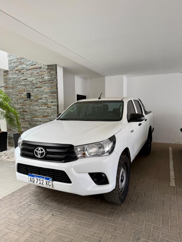 Toyota Hilux 2.4, Titular, 2019, Rto Vigente, Todos Los Servicios Hechos En Toyota, Muy Linda