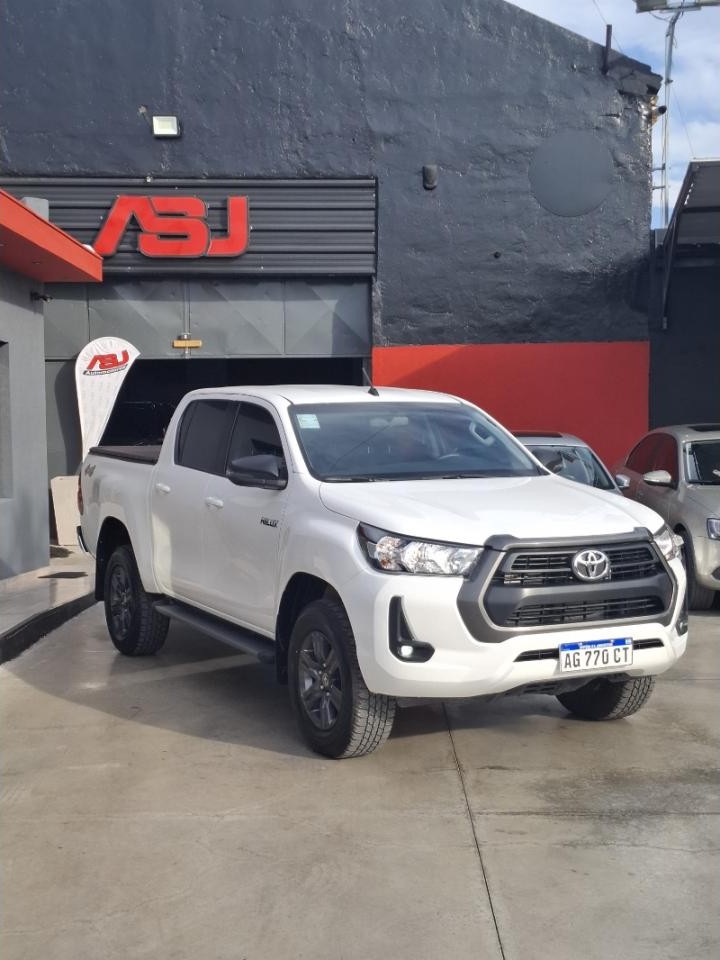 Toyota Hilux Pick-up 2.8 Cd Sr 177cv 4x4 At 2024 Tan Solo 9000km