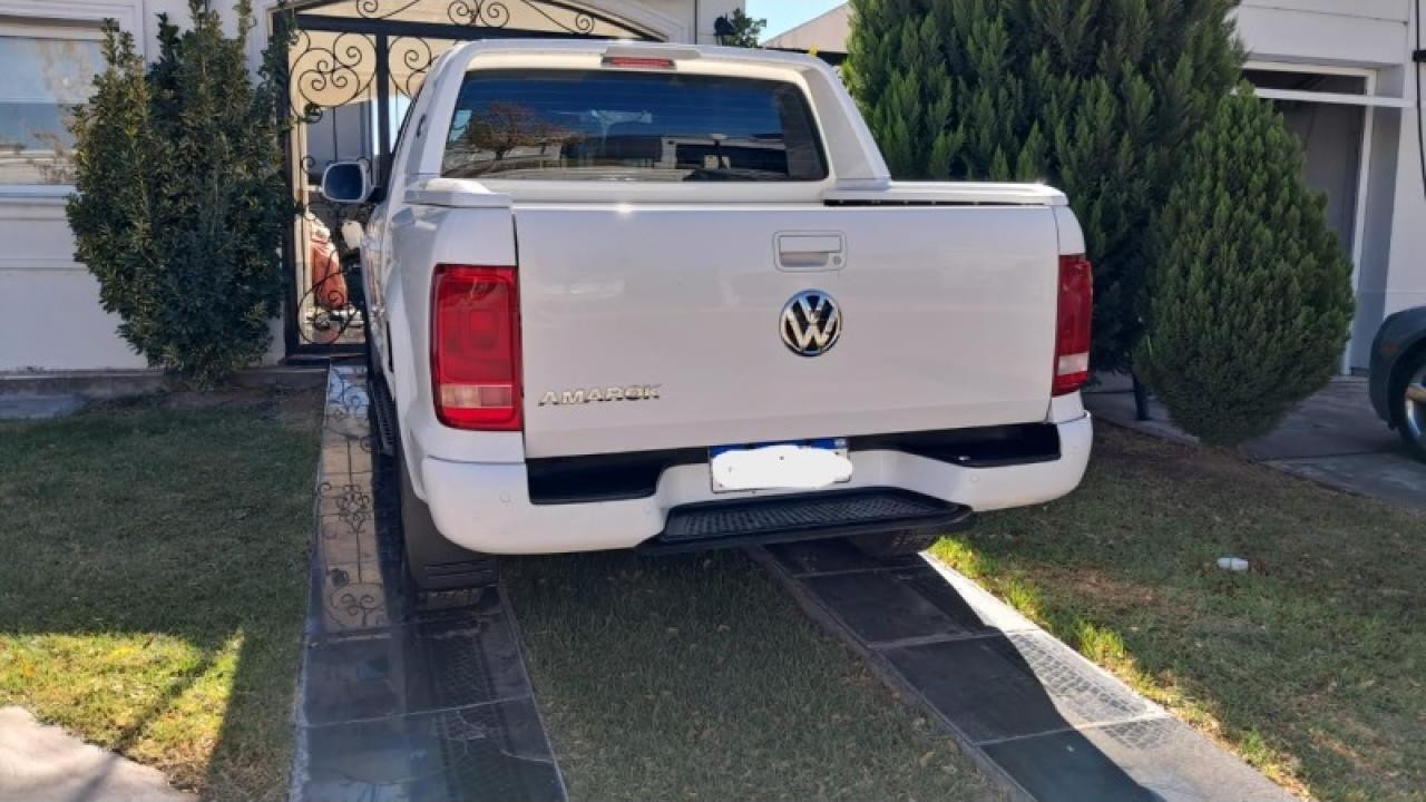 Volkswagen Amarok Trendline 2023 (27.000km) Color Blanco - Impecable