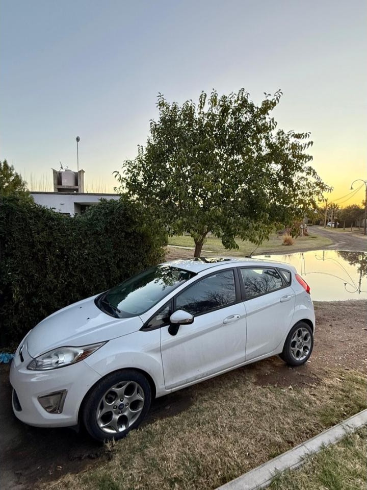 Ford Fiesta Kinetic Titanium Design, 2012. 98km, Color Blanco, Techo Corredizo