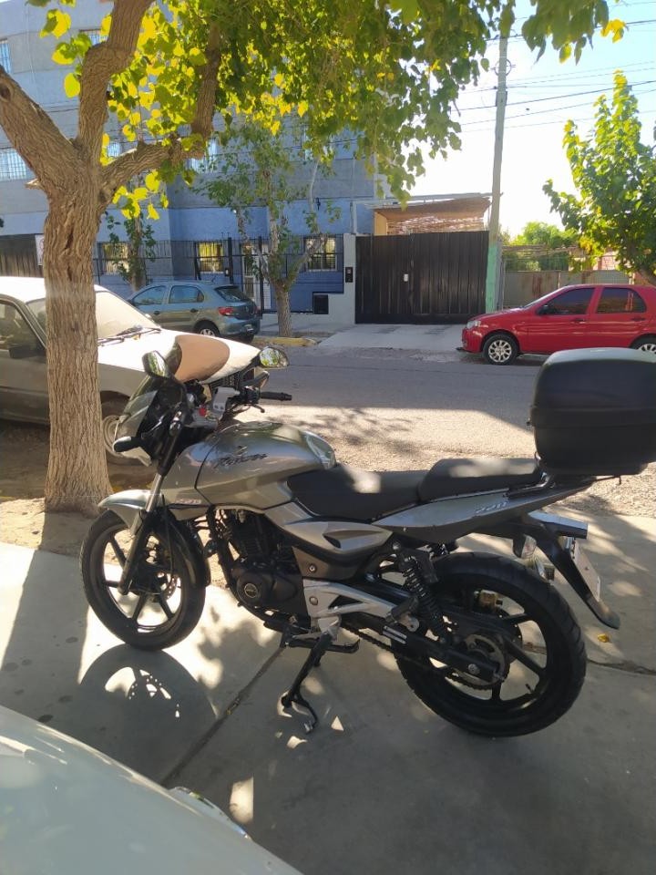 Bajaj Rouser 220 F