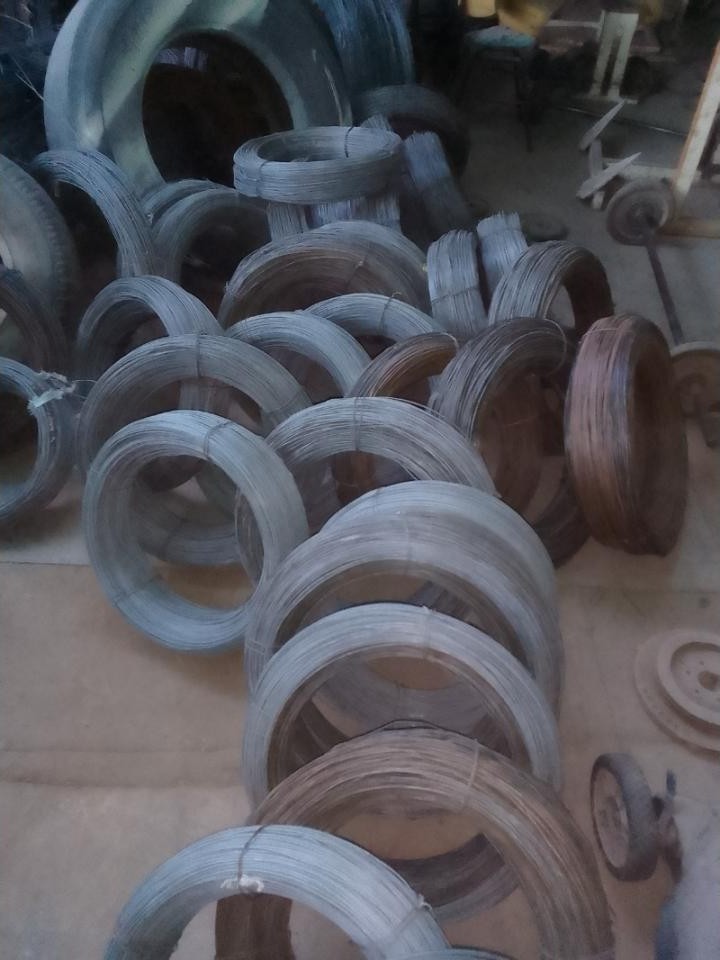 Vendo Alambre Recuperado Todas Las Medidas Y Palos De Eucalipto Para Viñas O Alambrados Gran Cantidad