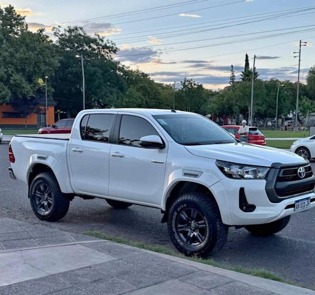 Toyota Hilux Sr.4x2 2025 Titular Al Dia 16 Mil Km 264 5 12 11 44 Hoy $ 37mil Usd