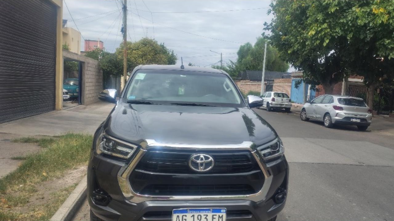 Toyota Hilux 2023 4x2 32 Mil Km Nueva. Titular Al Dia