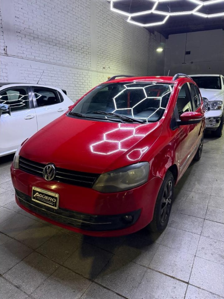Volkswagen Suran Highline 1.6 Nafta 2011
